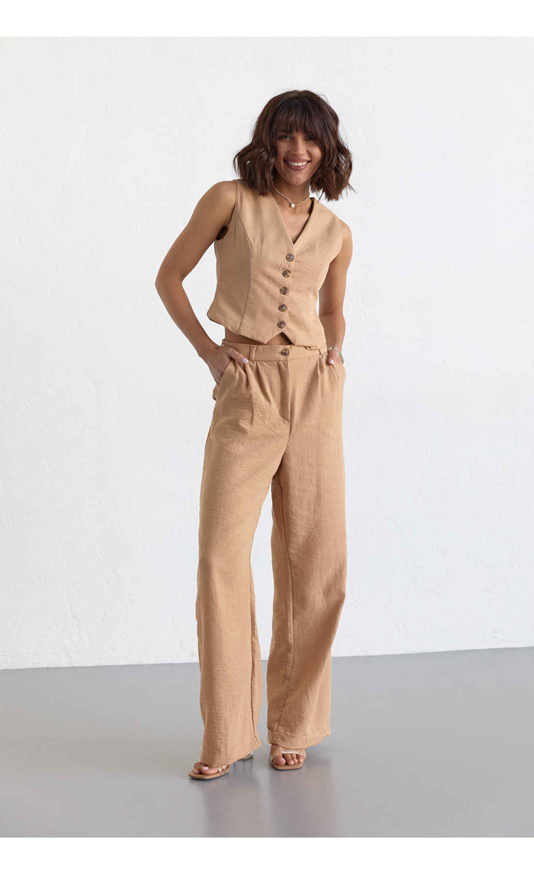 Жіночий брючний костюм із жилеткою  світлокоричневий колір