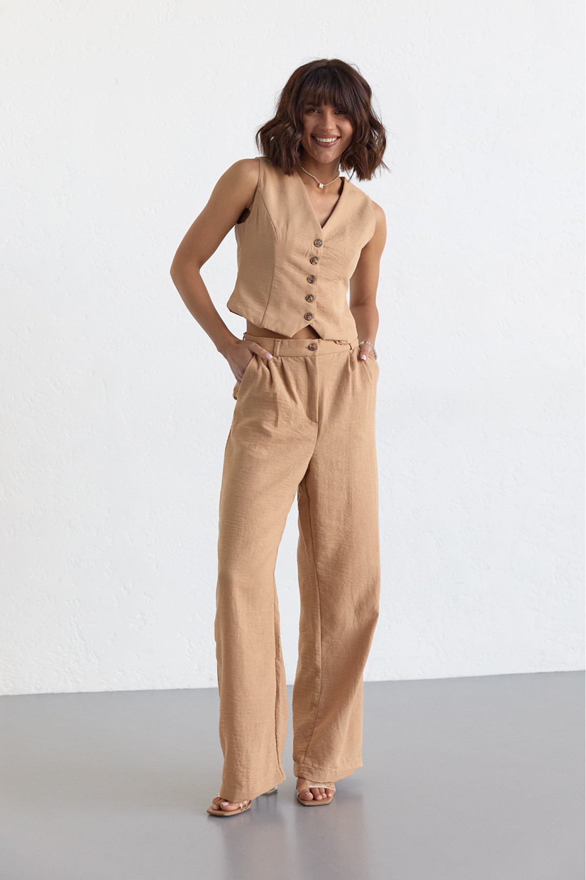 Жіночий брючний костюм із жилеткою  світлокоричневий колір