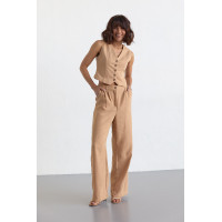 Жіночий брючний костюм із жилеткою  світлокоричневий колір