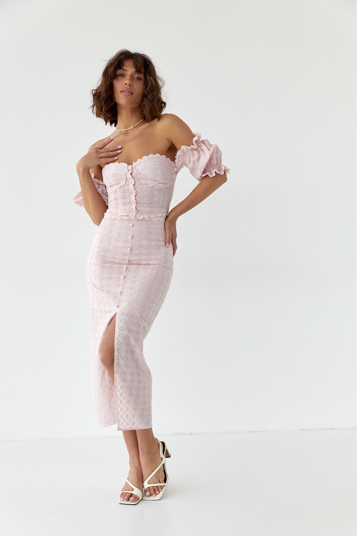 Спідничний костюм з топомбюстьє та спідницею міді з прошви  пудра колір