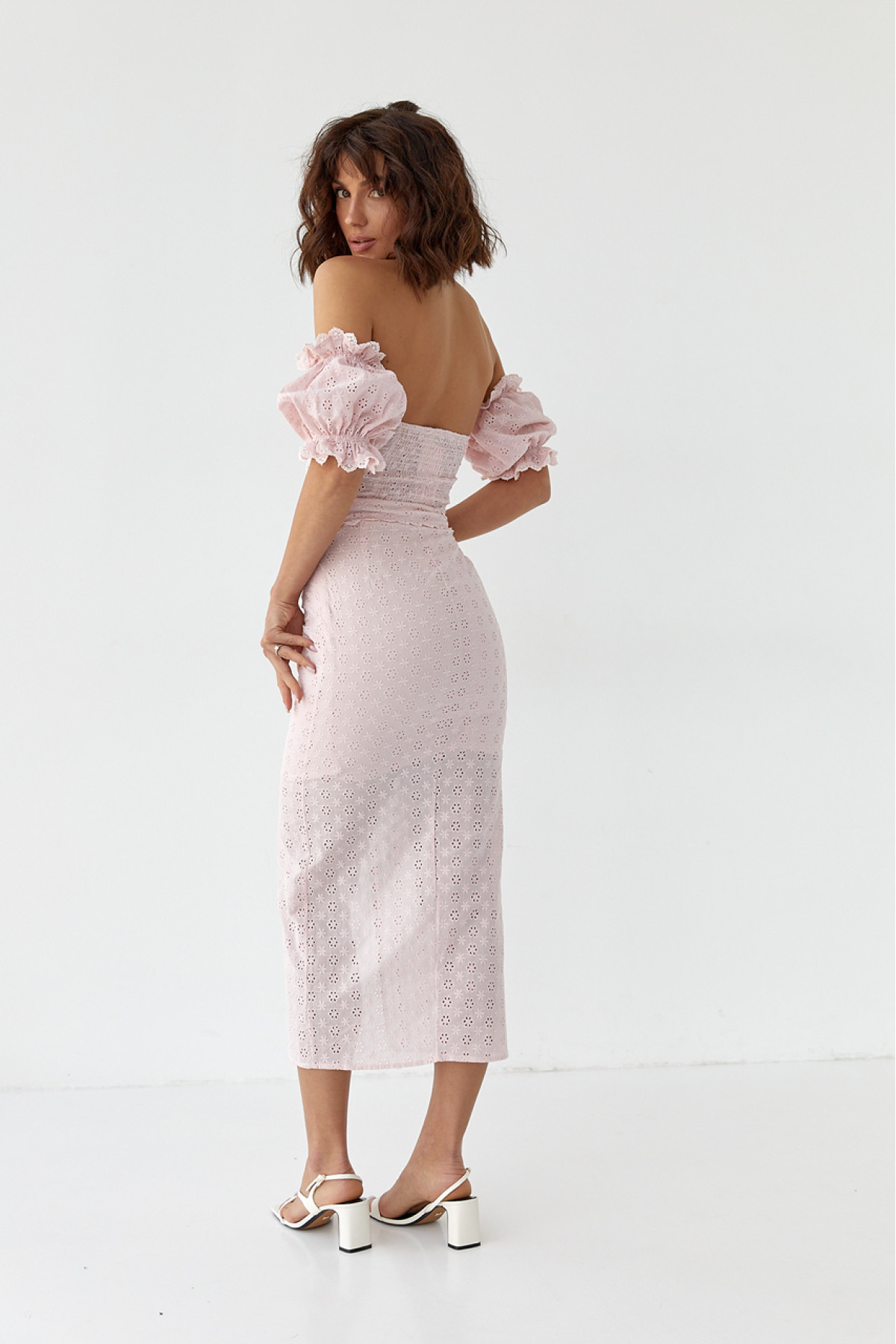 Спідничний костюм з топомбюстьє та спідницею міді з прошви  пудра колір