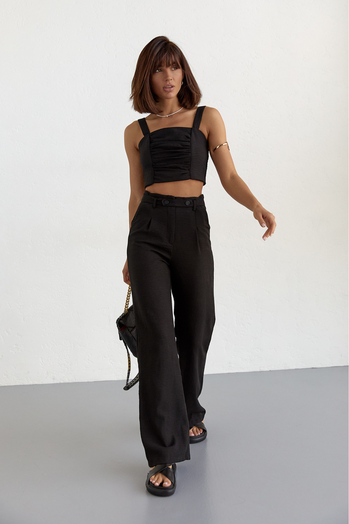 Жіночий бавовняний костюм із брюками та топом  чорний колір