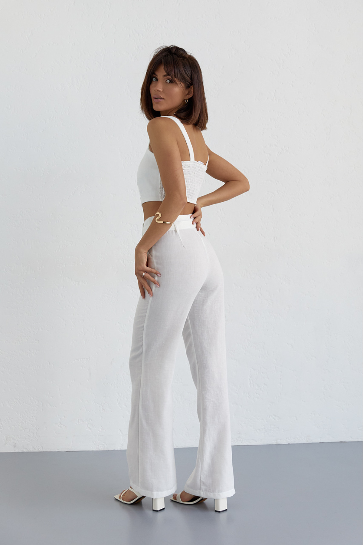 Жіночий бавовняний костюм із брюками та топом  молочний колір