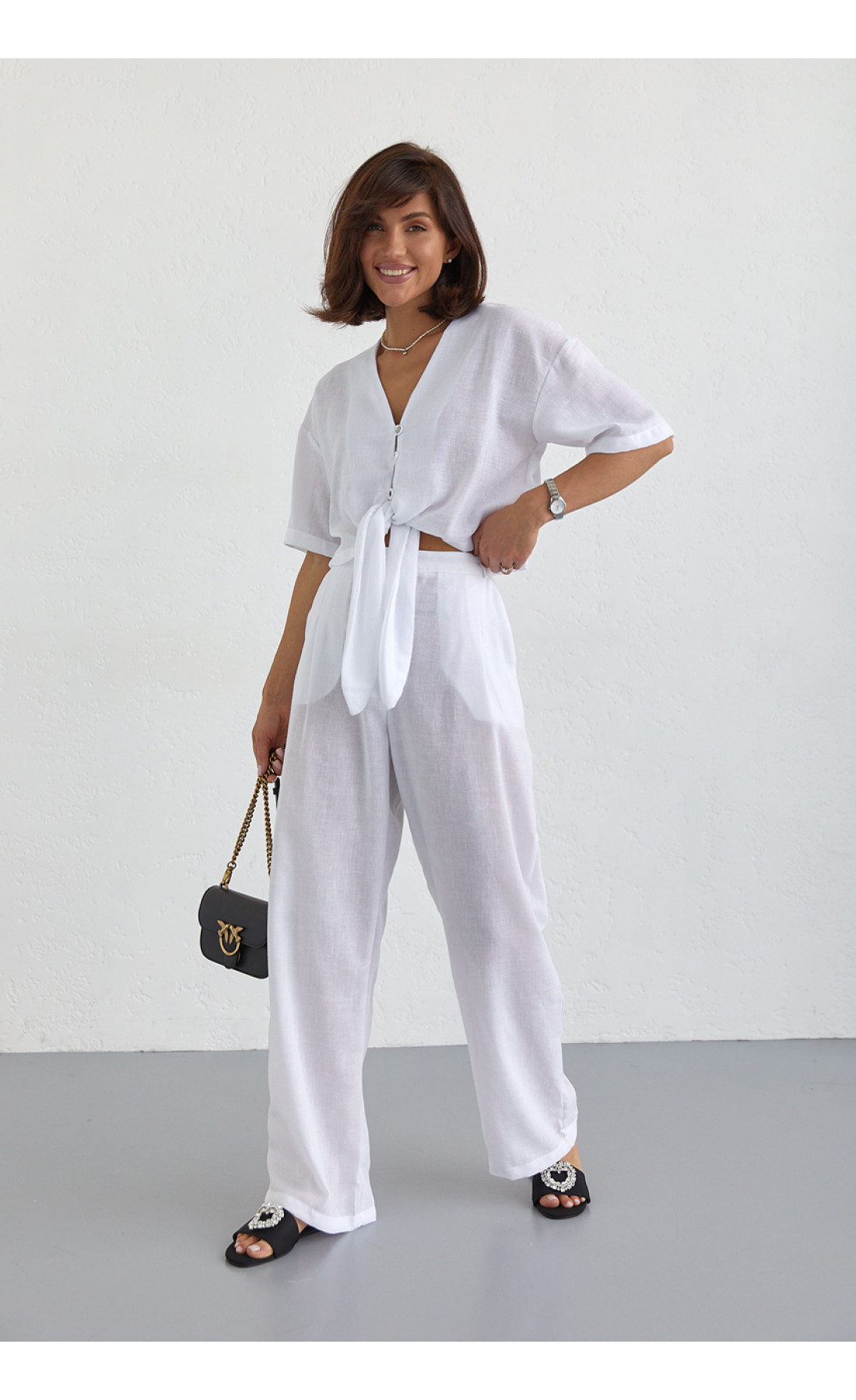 Жіночий літній костюм із брюками та блузкою на зав'язках  білий колір