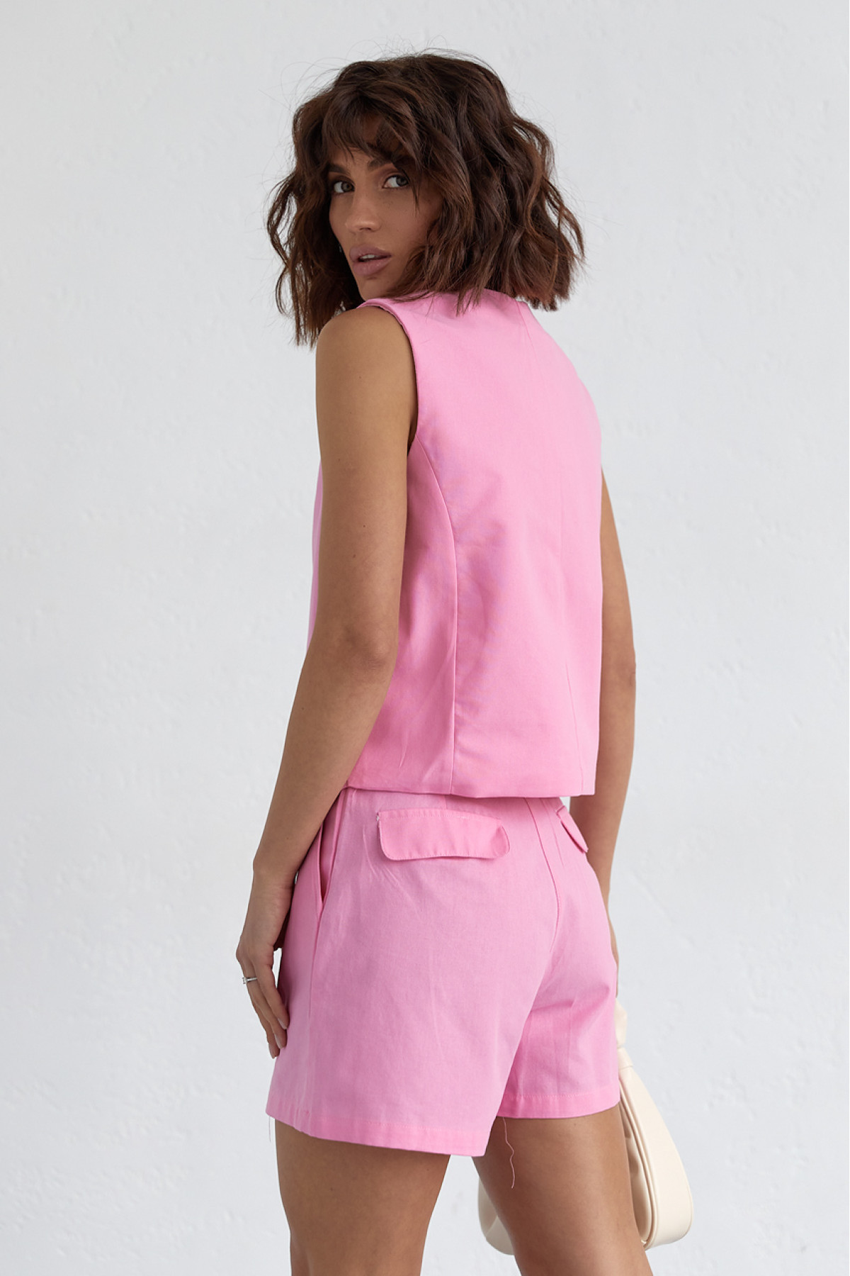 Жіночий костюм із шортами та жилеткою  рожевий колір