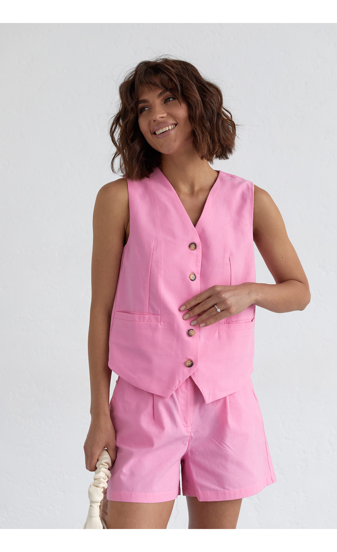 Жіночий костюм із шортами та жилеткою  рожевий колір