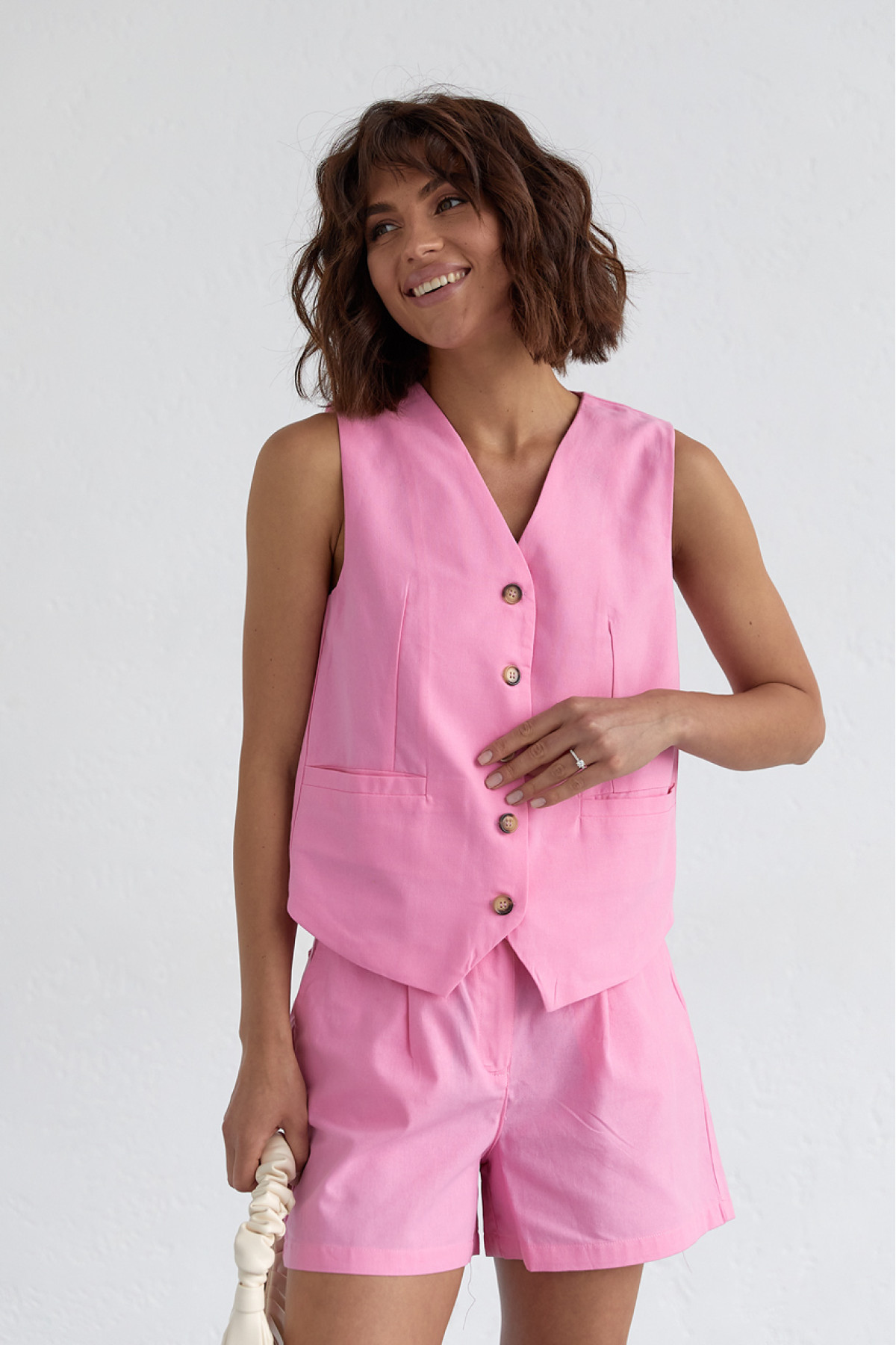Жіночий костюм із шортами та жилеткою  рожевий колір