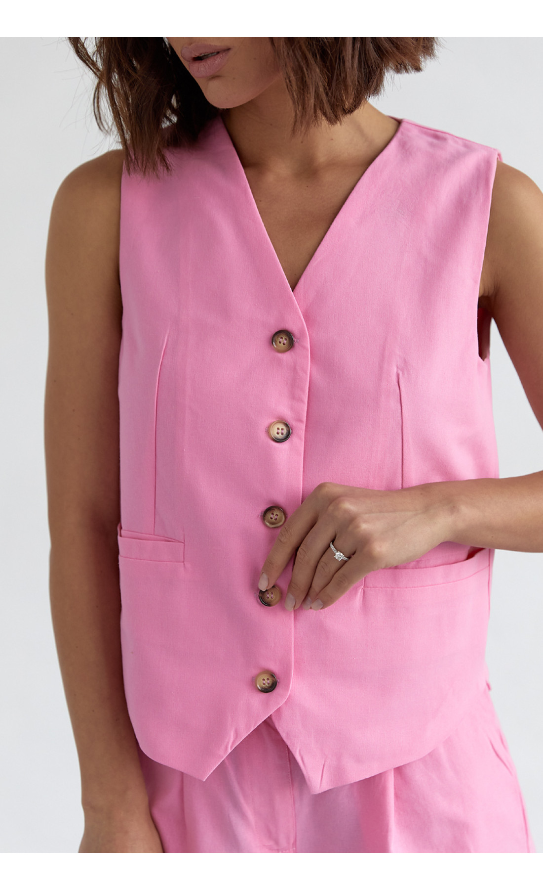 Жіночий костюм із шортами та жилеткою  рожевий колір