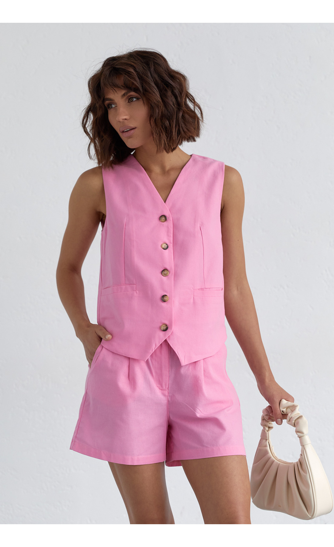 Жіночий костюм із шортами та жилеткою  рожевий колір