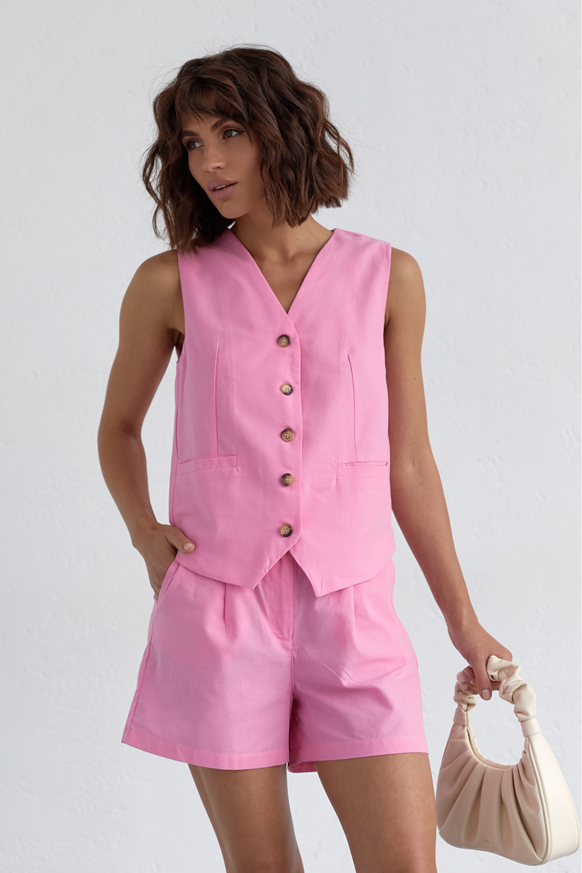 Жіночий костюм із шортами та жилеткою  рожевий колір