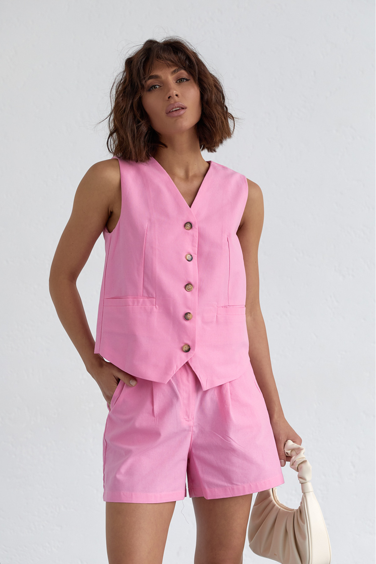 Жіночий костюм із шортами та жилеткою  рожевий колір