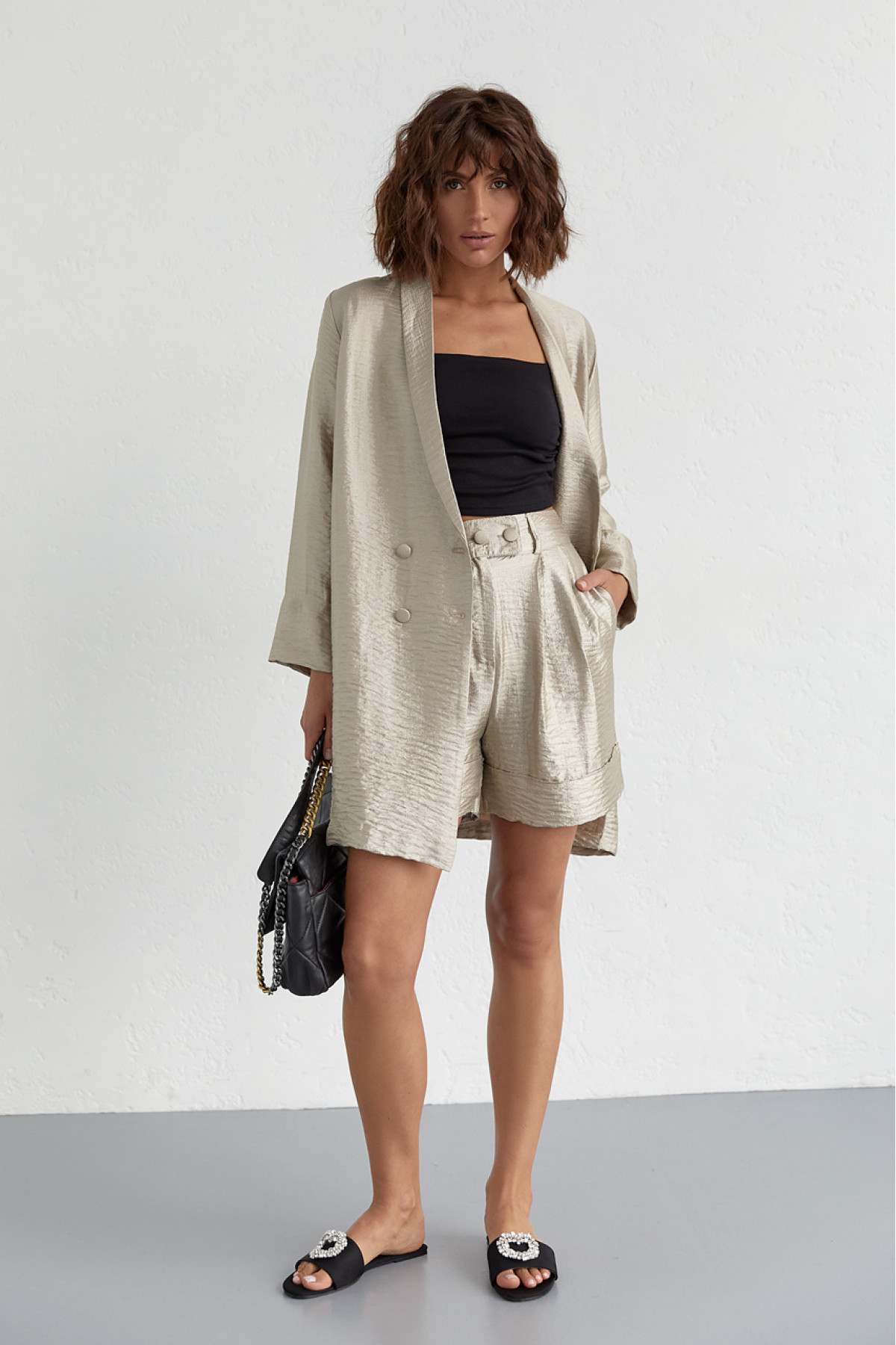 Жіночий костюм з подовженим піджаком та шортами  бежевий колір