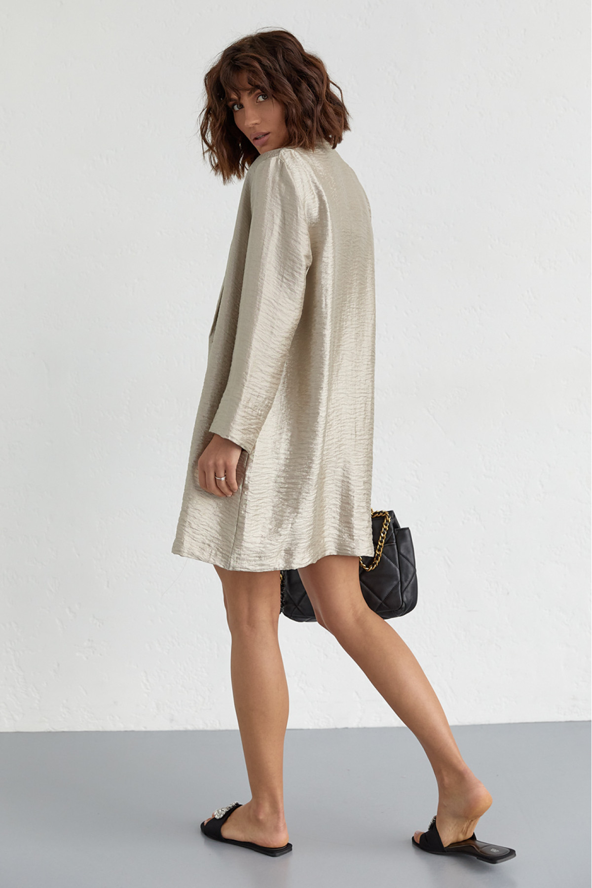 Жіночий костюм з подовженим піджаком та шортами  бежевий колір