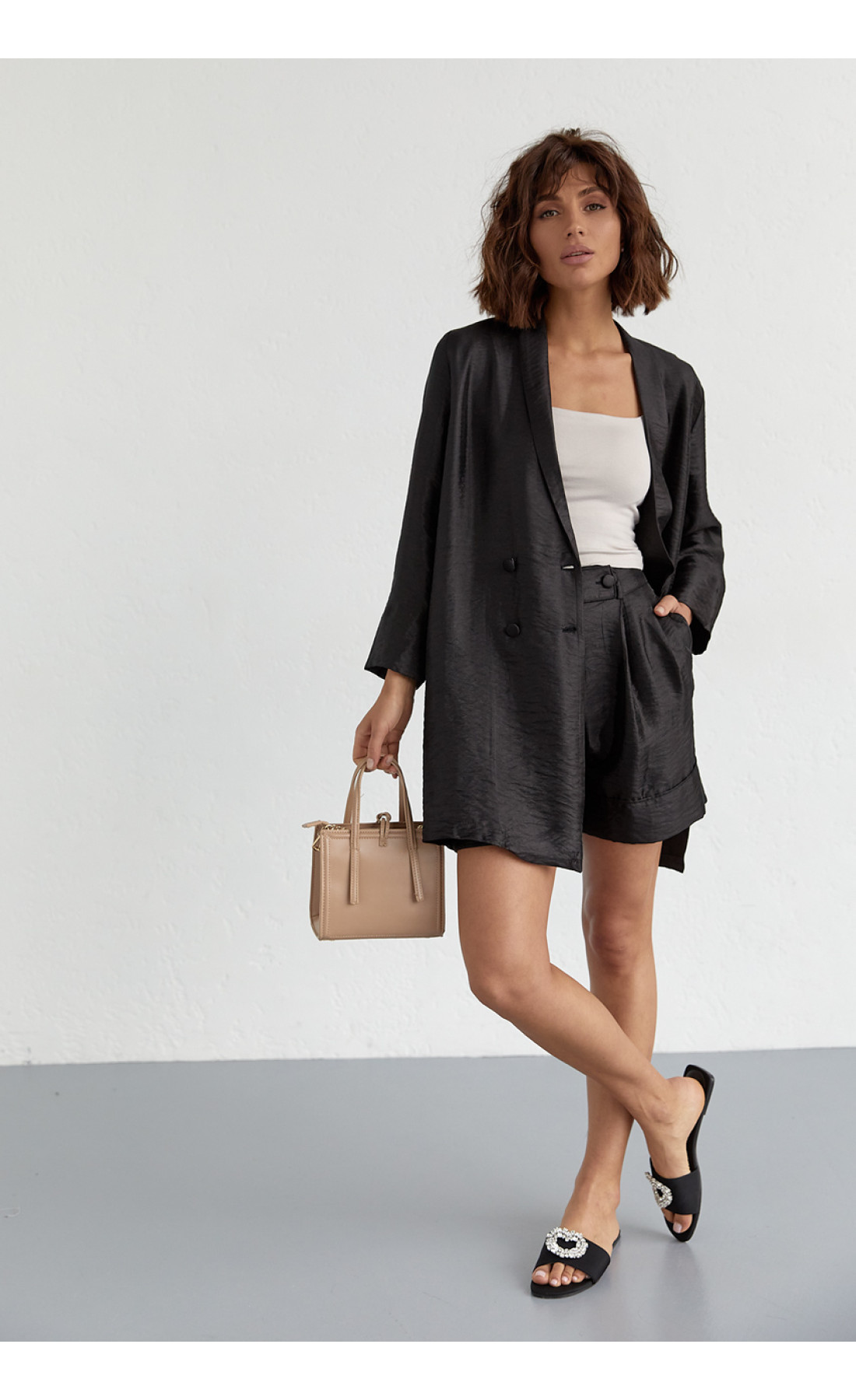 Жіночий костюм з подовженим піджаком та шортами  чорний колір