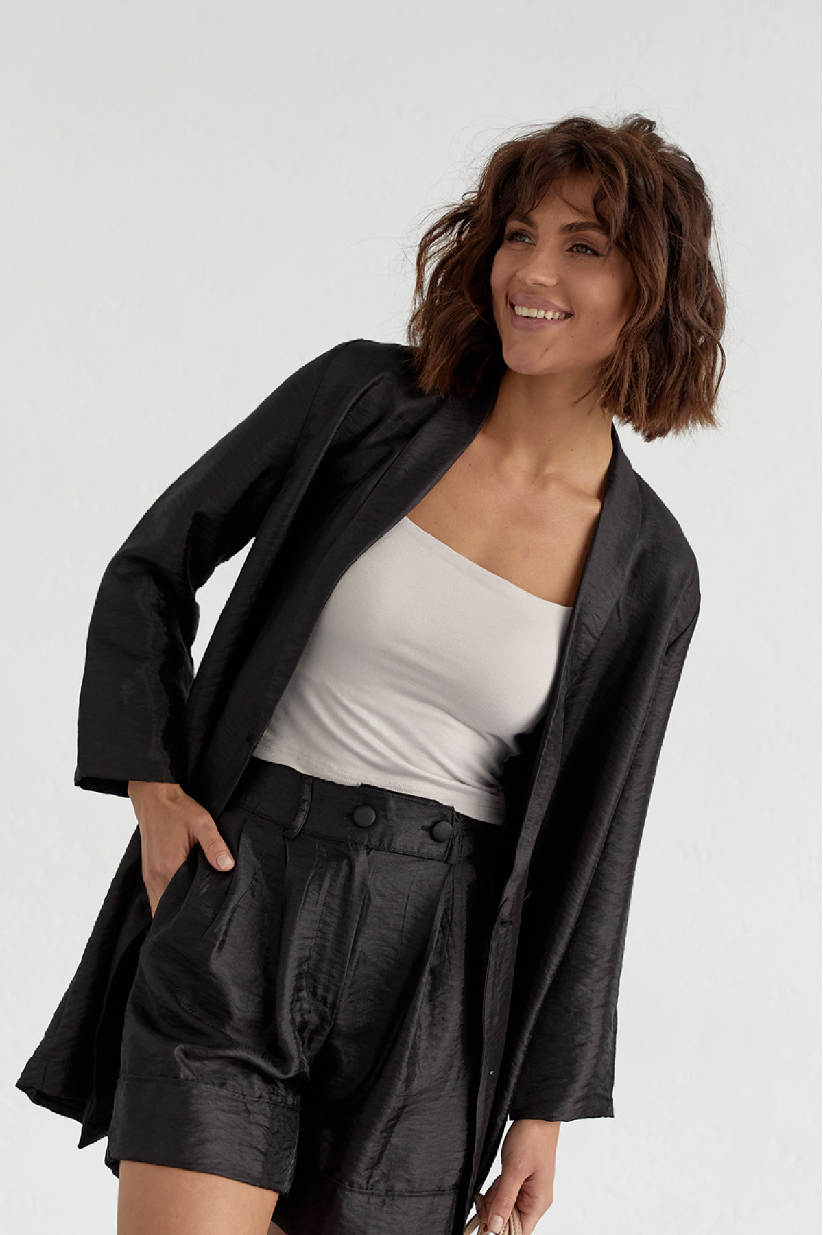 Жіночий костюм з подовженим піджаком та шортами  чорний колір