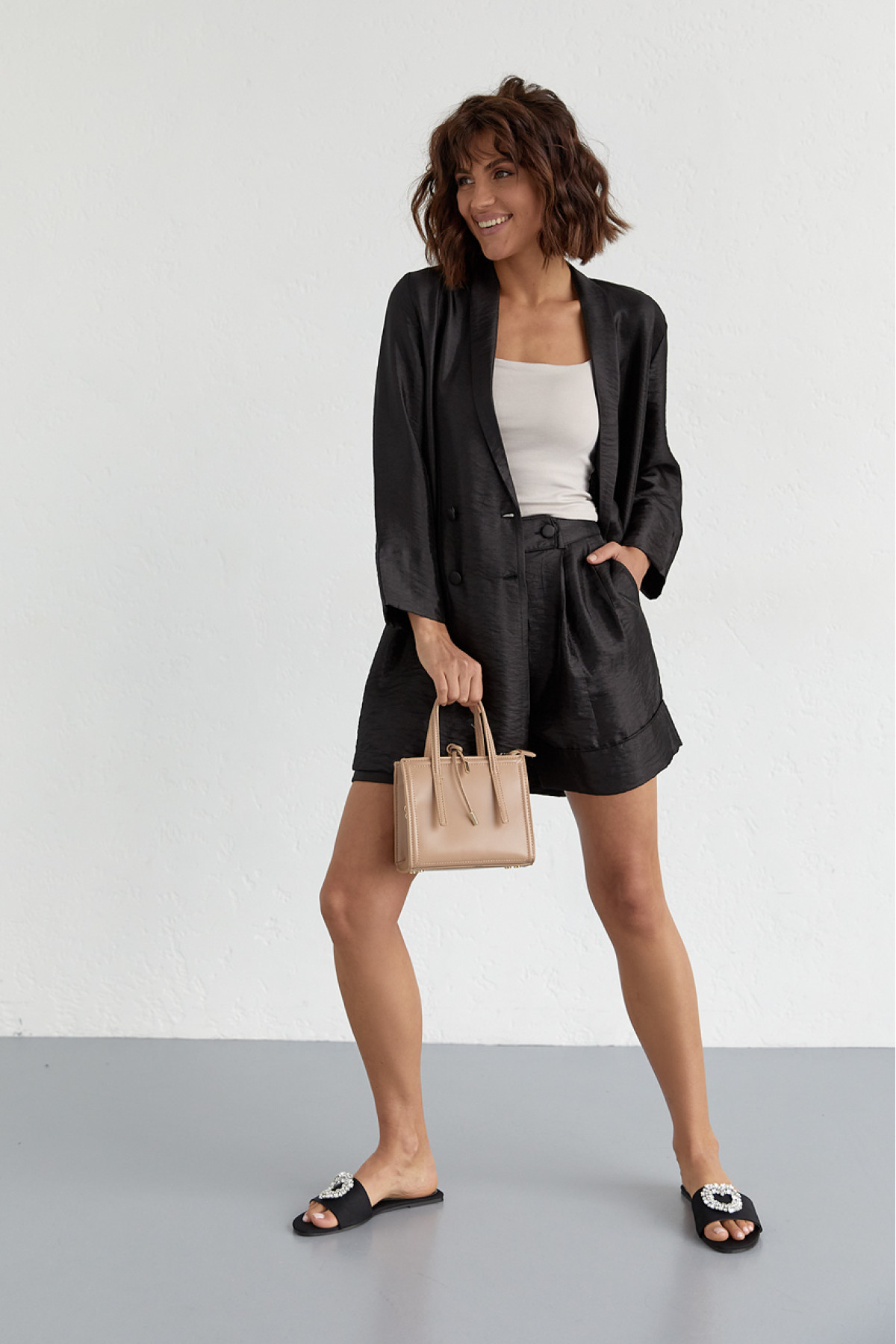 Жіночий костюм з подовженим піджаком та шортами  чорний колір