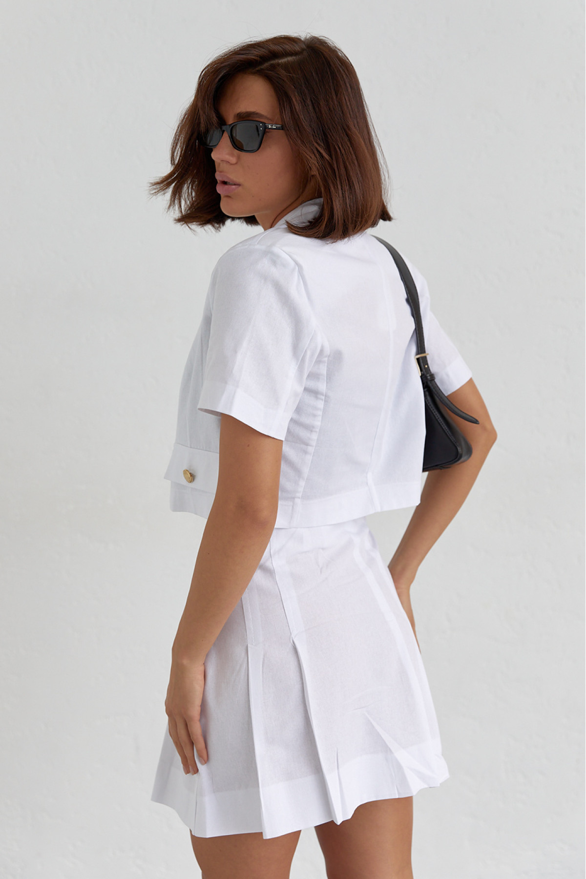 Костюм зі спідницею плісе і коротким жакетом  білий колір