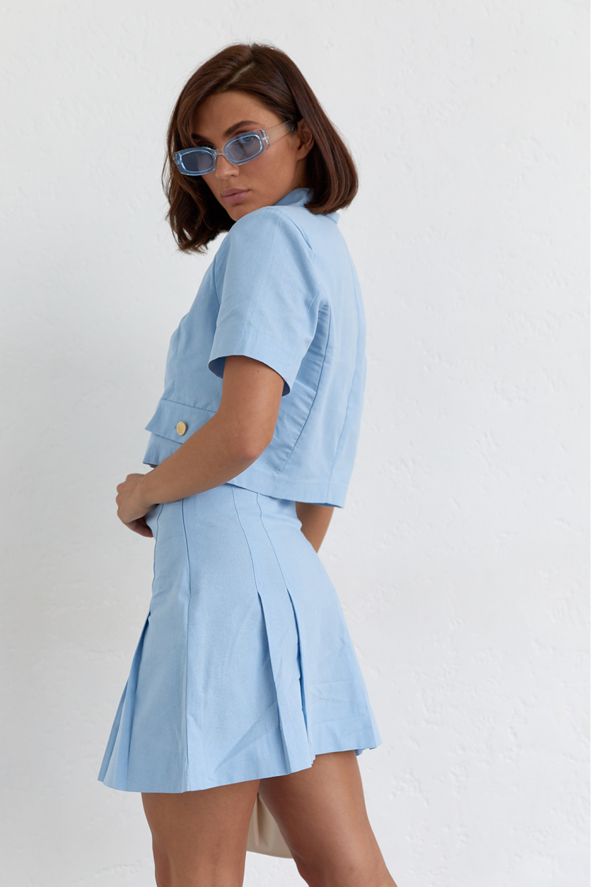 Костюм зі спідницею плісе і коротким жакетом  блакитний колір