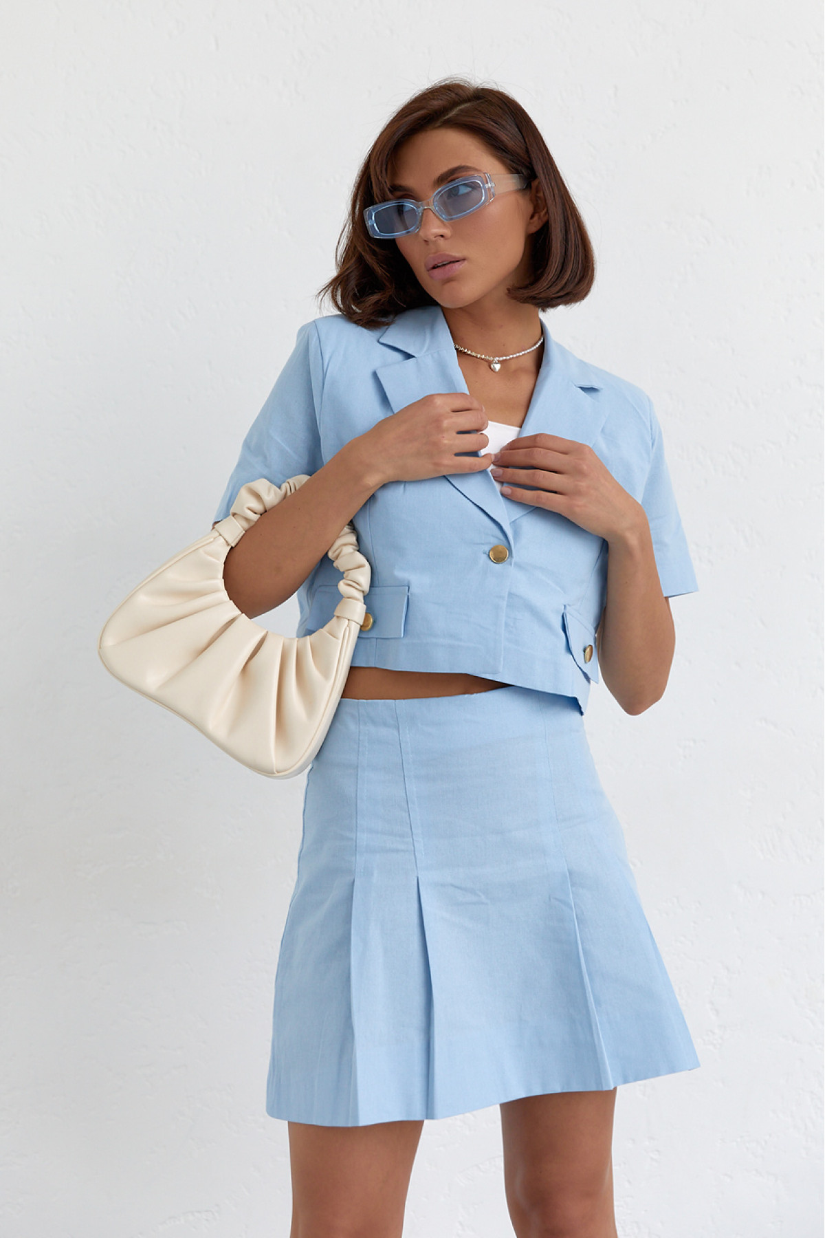 Костюм зі спідницею плісе і коротким жакетом  блакитний колір