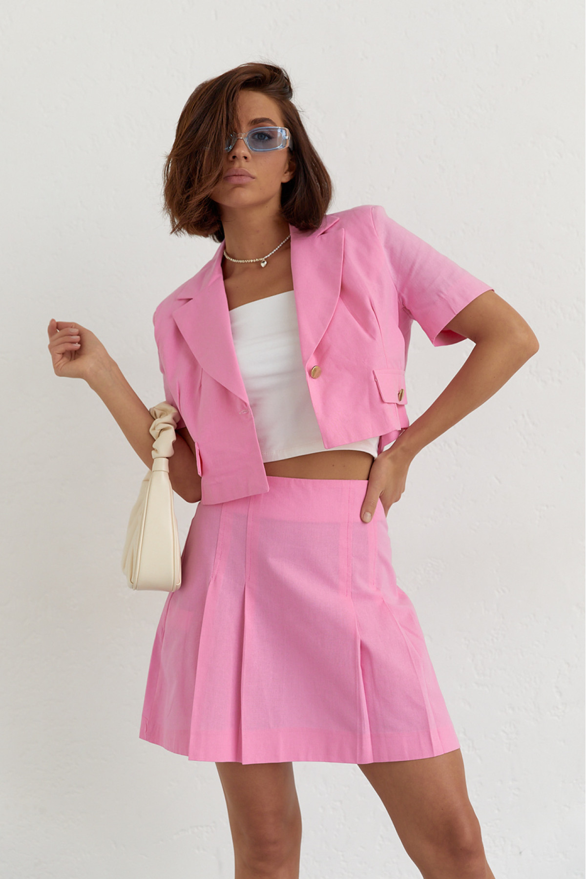 Костюм зі спідницею плісе і коротким жакетом  рожевий колір