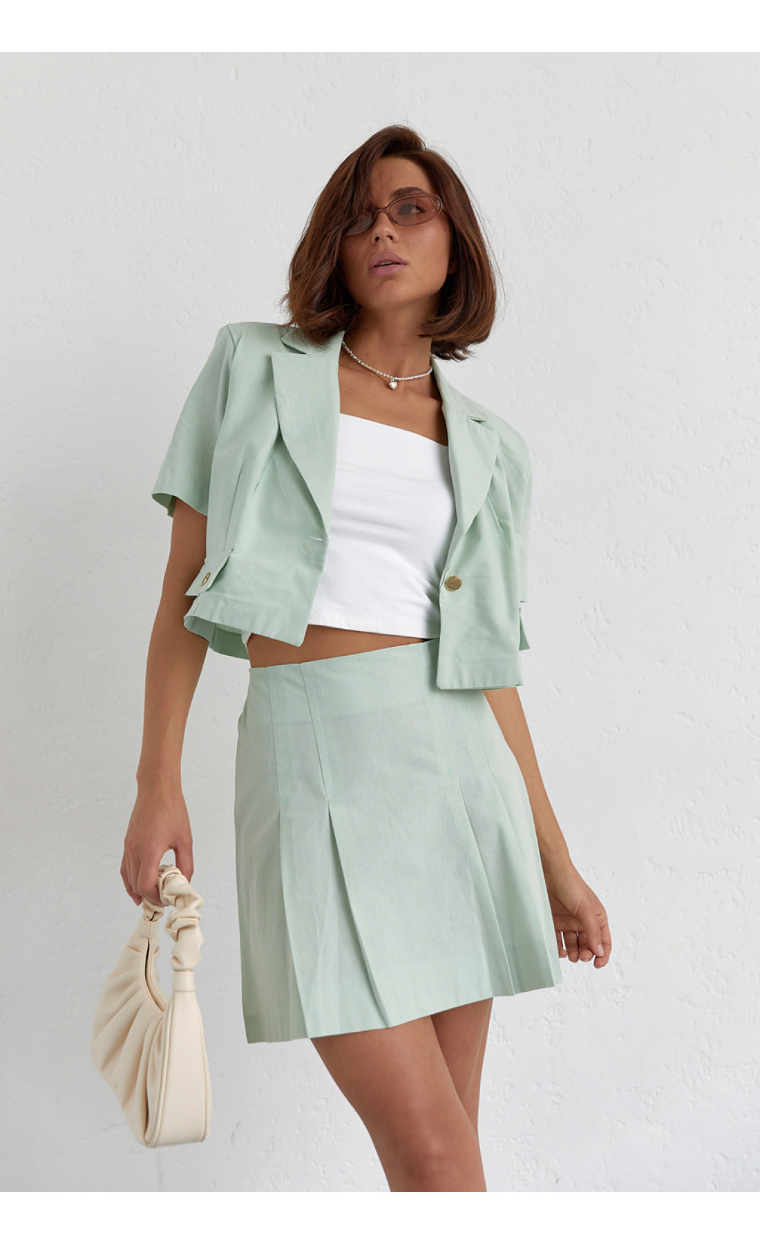 Костюм зі спідницею плісе і коротким жакетом  м'ятний колір