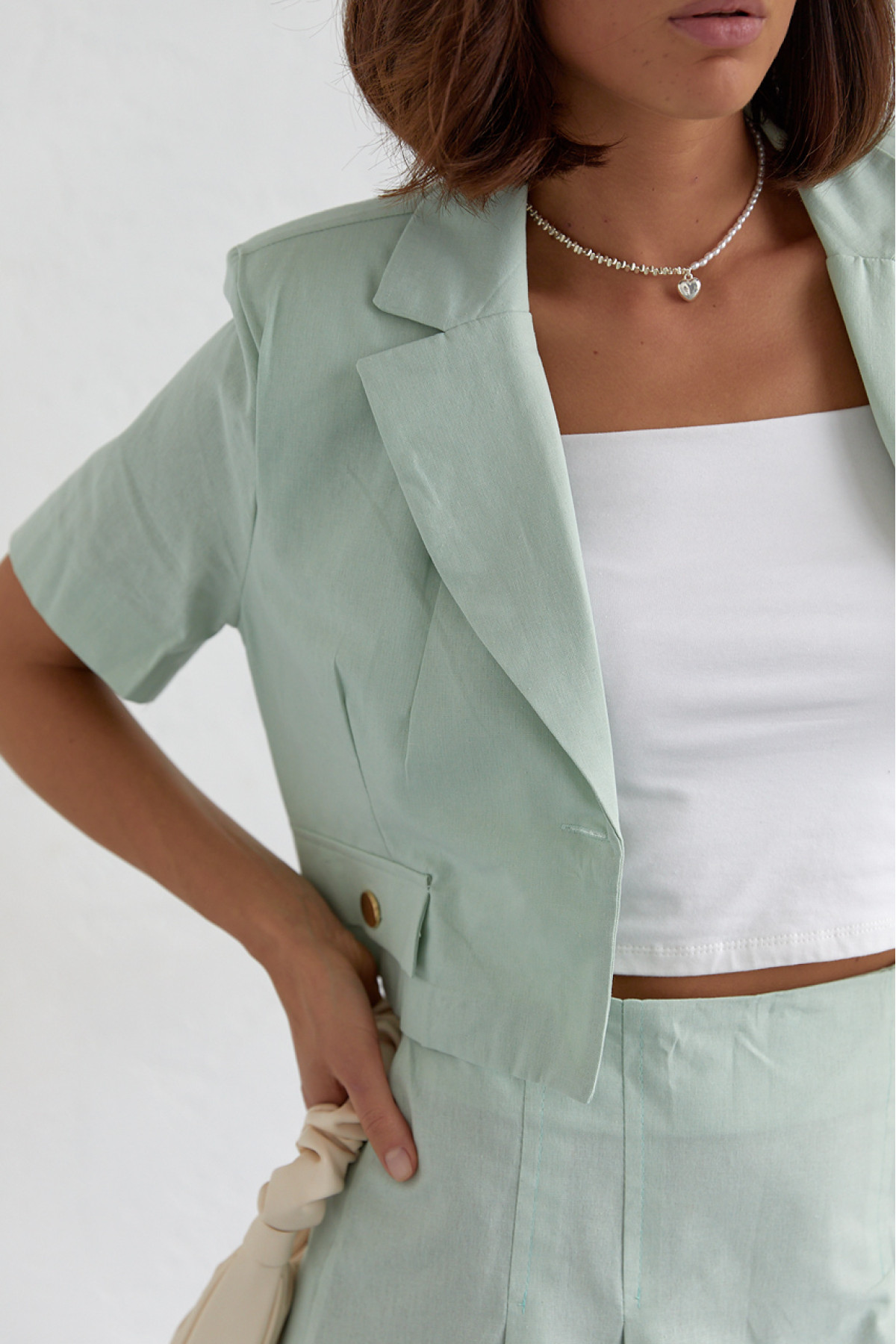 Костюм зі спідницею плісе і коротким жакетом  м'ятний колір
