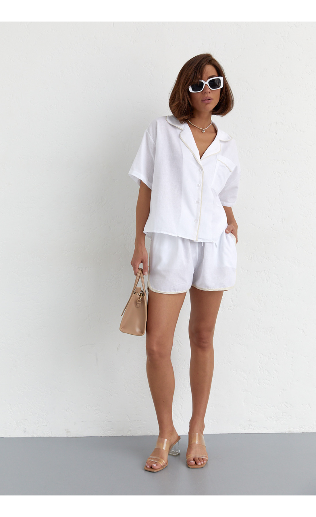 Літній костюм із шортами на зав'язках та сорочкою  молочний колір