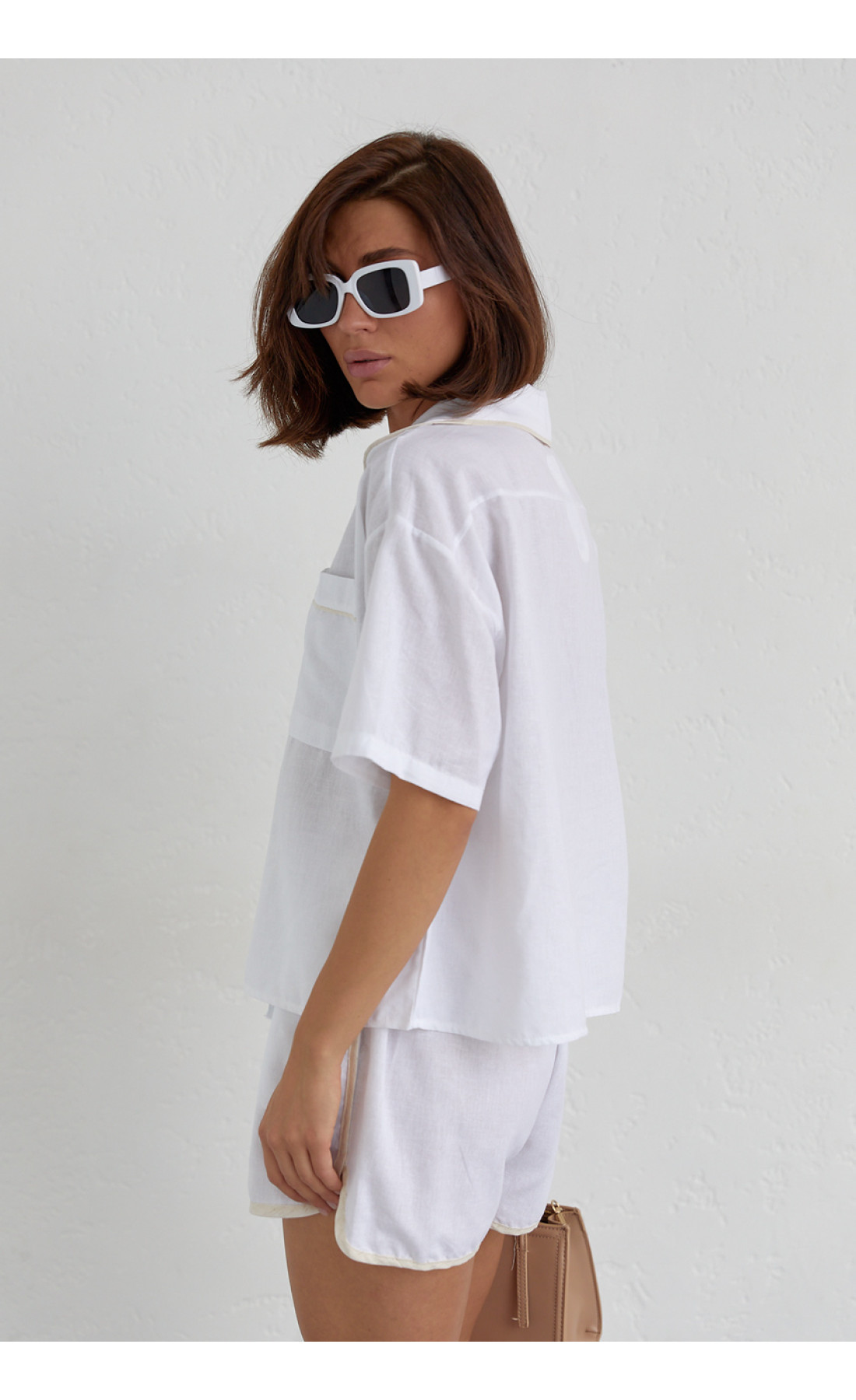 Літній костюм із шортами на зав'язках та сорочкою  молочний колір