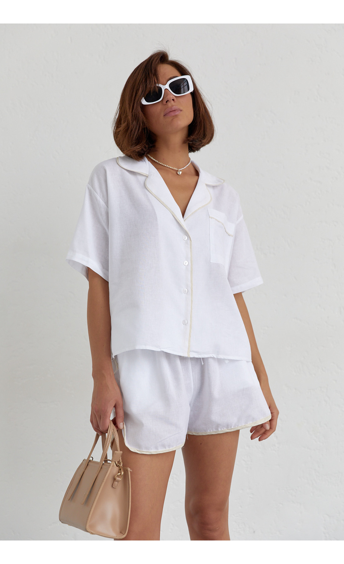 Літній костюм із шортами на зав'язках та сорочкою  молочний колір