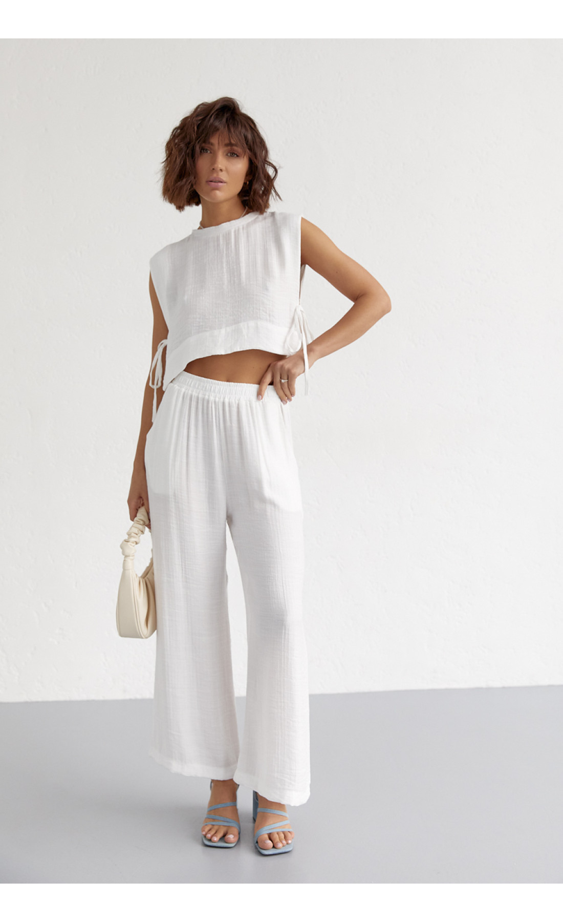 Літній жіночий костюм із брюками та топом із зав'язками  білий колір