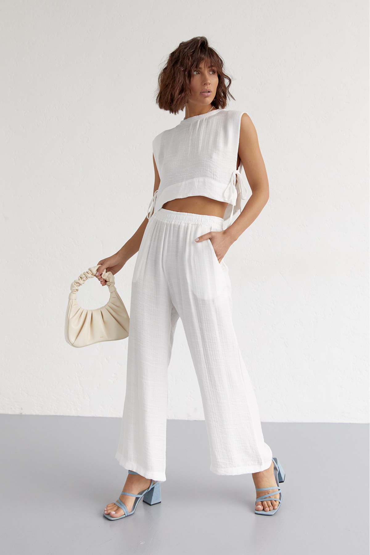 Літній жіночий костюм із брюками та топом із зав'язками  білий колір