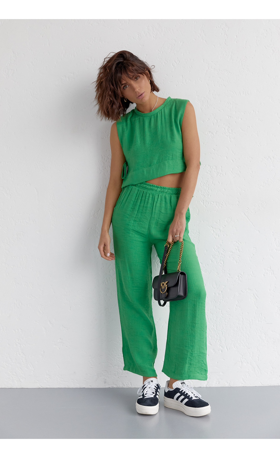 Літній жіночий костюм із брюками та топом із зав'язками  зелений колір