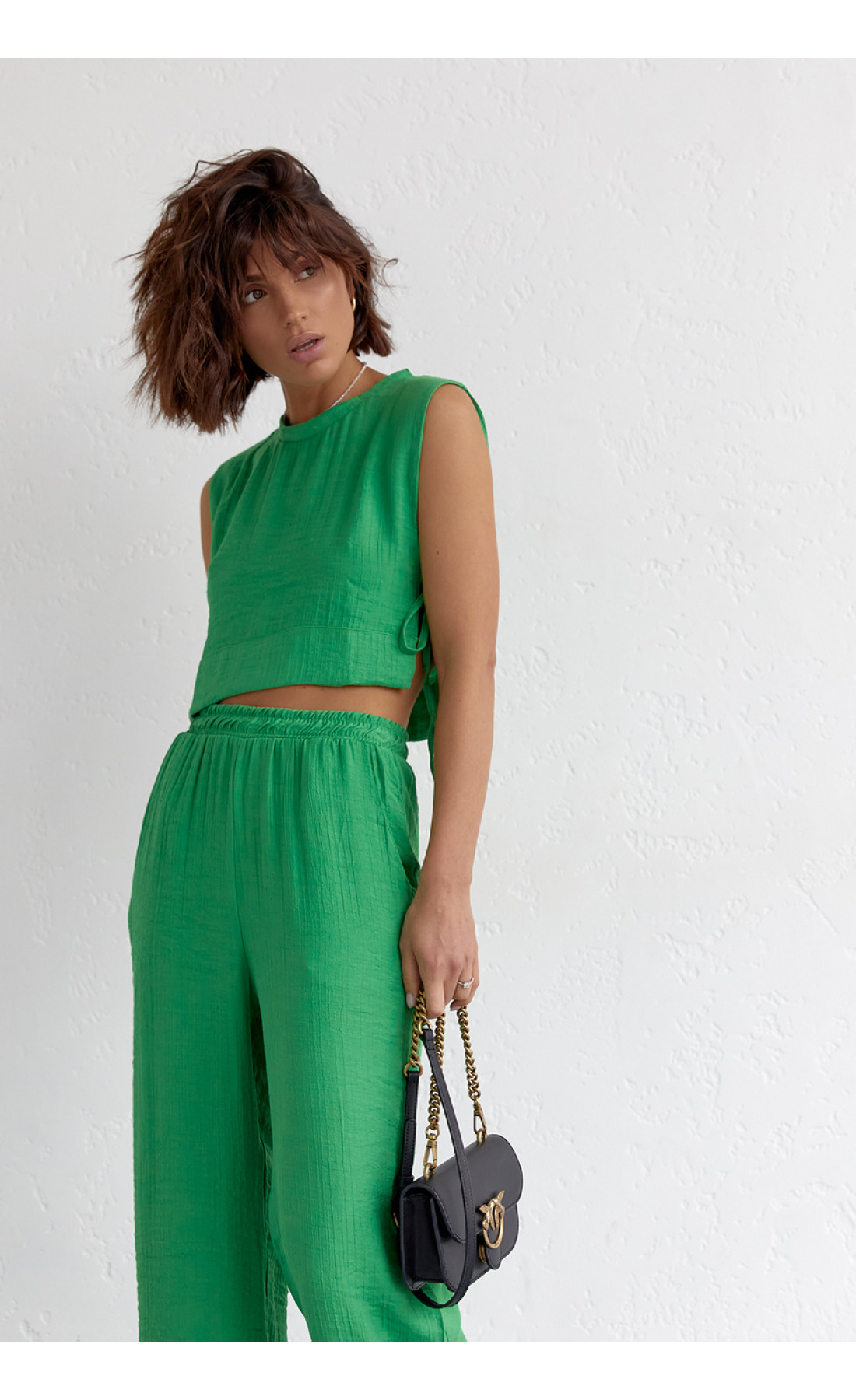 Літній жіночий костюм із брюками та топом із зав'язками  зелений колір