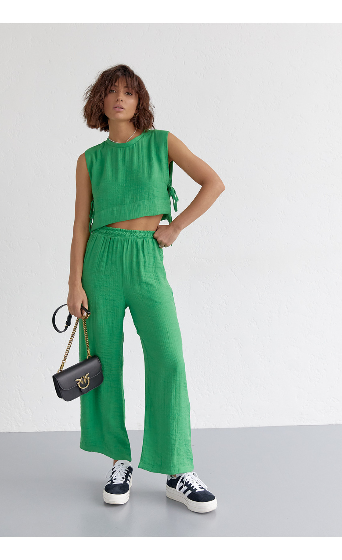Літній жіночий костюм із брюками та топом із зав'язками  зелений колір