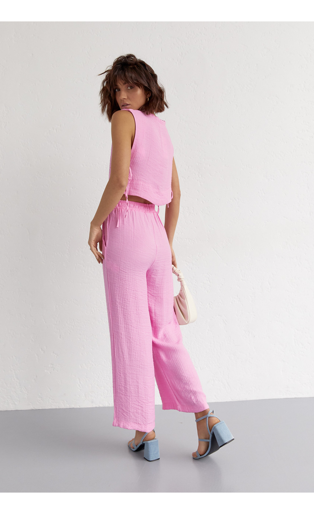 Літній жіночий костюм із брюками та топом із зав'язками  рожевий колір