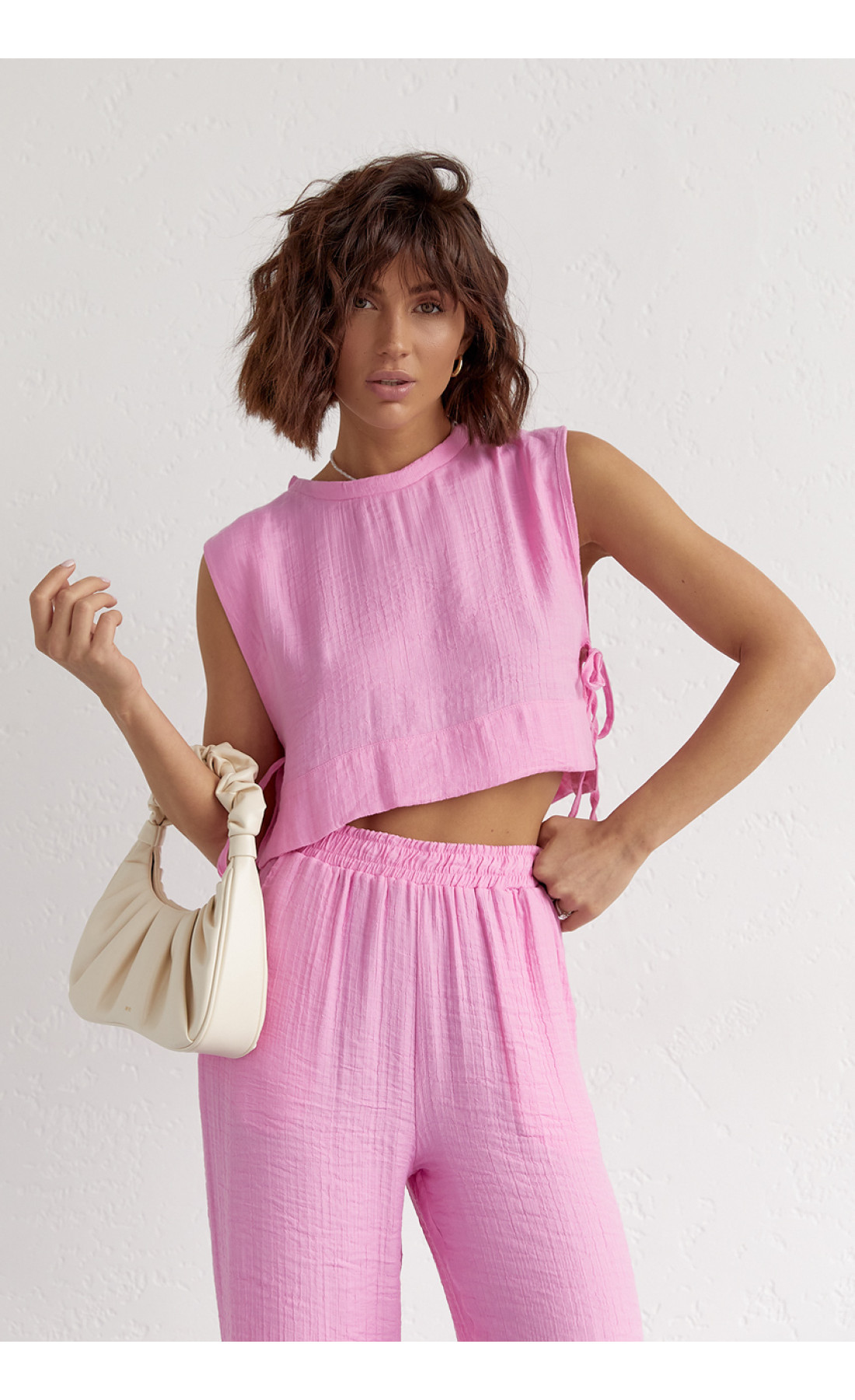 Літній жіночий костюм із брюками та топом із зав'язками  рожевий колір
