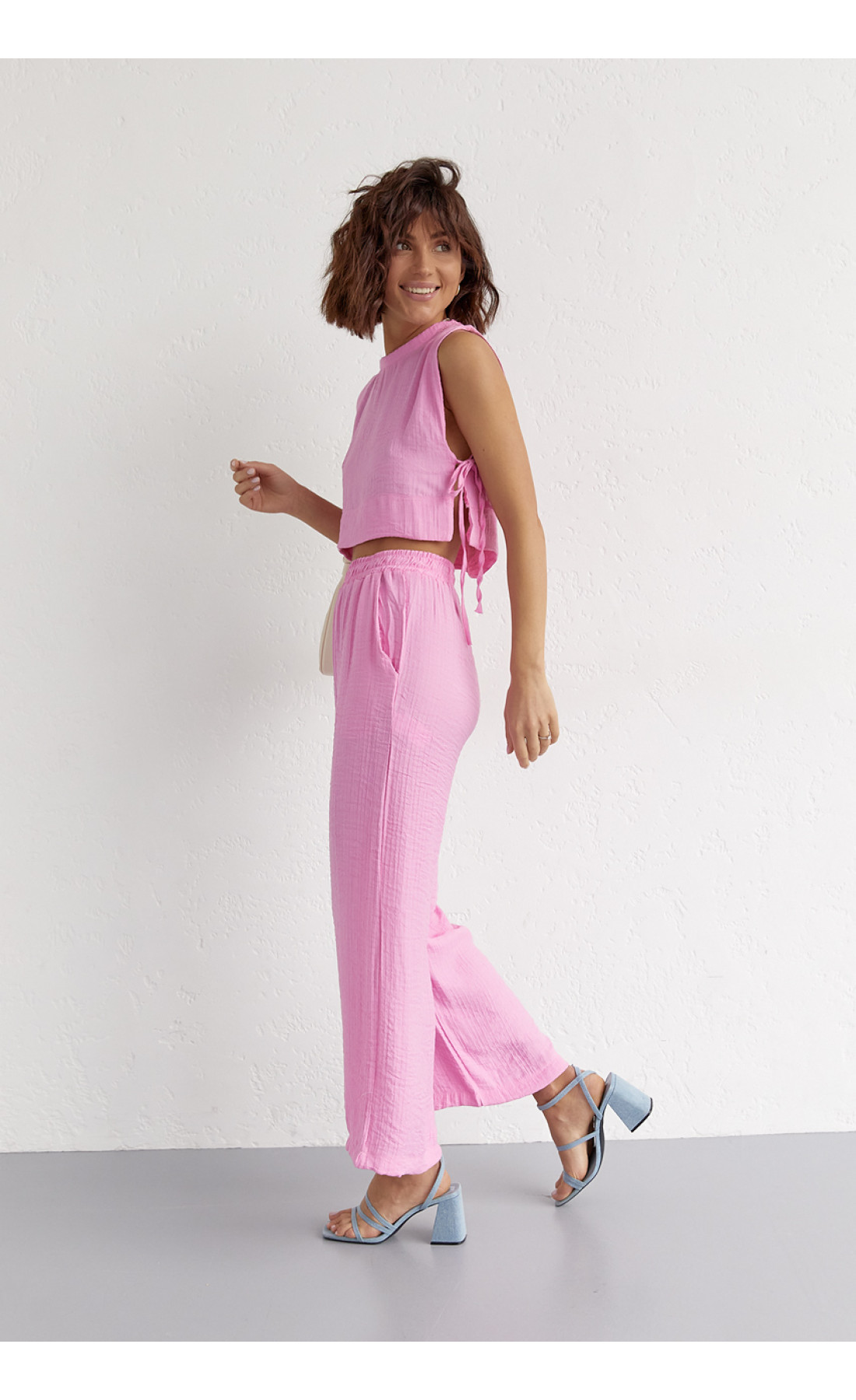 Літній жіночий костюм із брюками та топом із зав'язками  рожевий колір