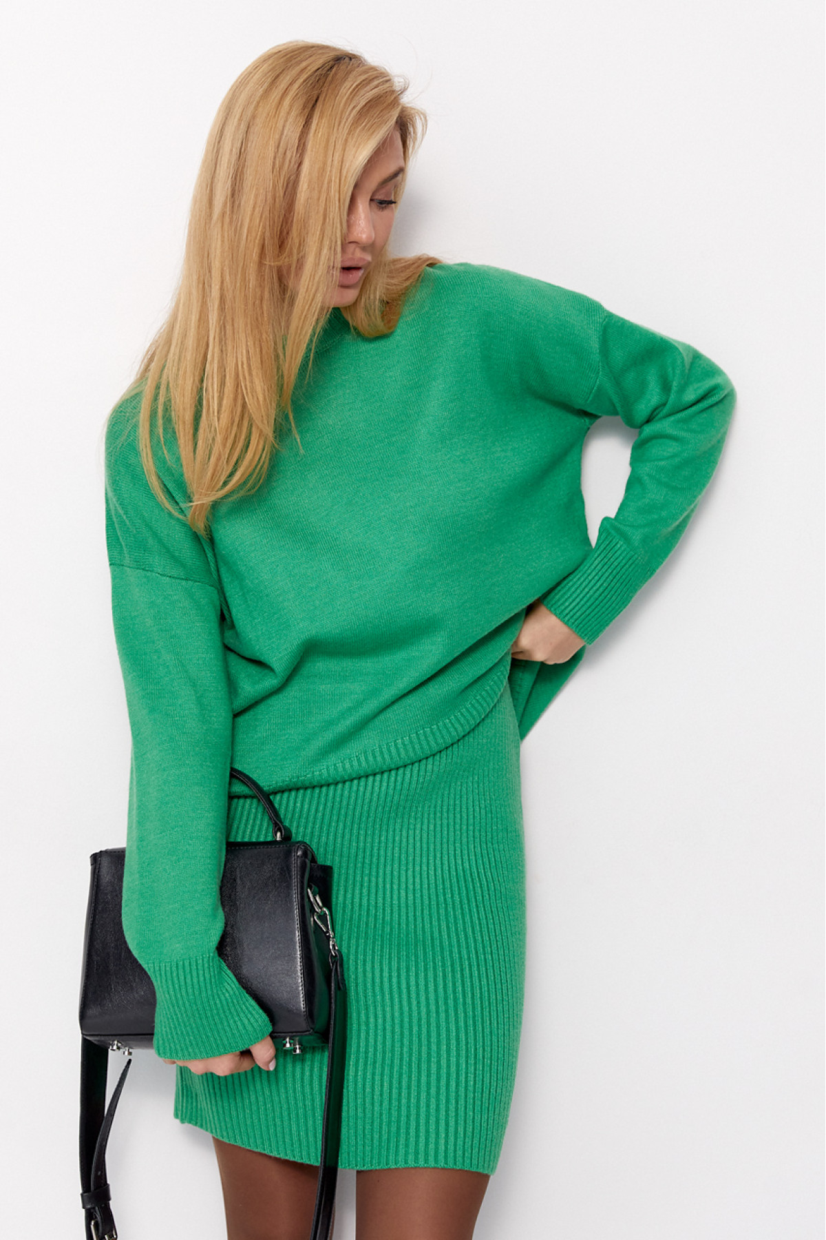 В'язаний костюм зі спідницеюолівцем та джемпером  зелений колір