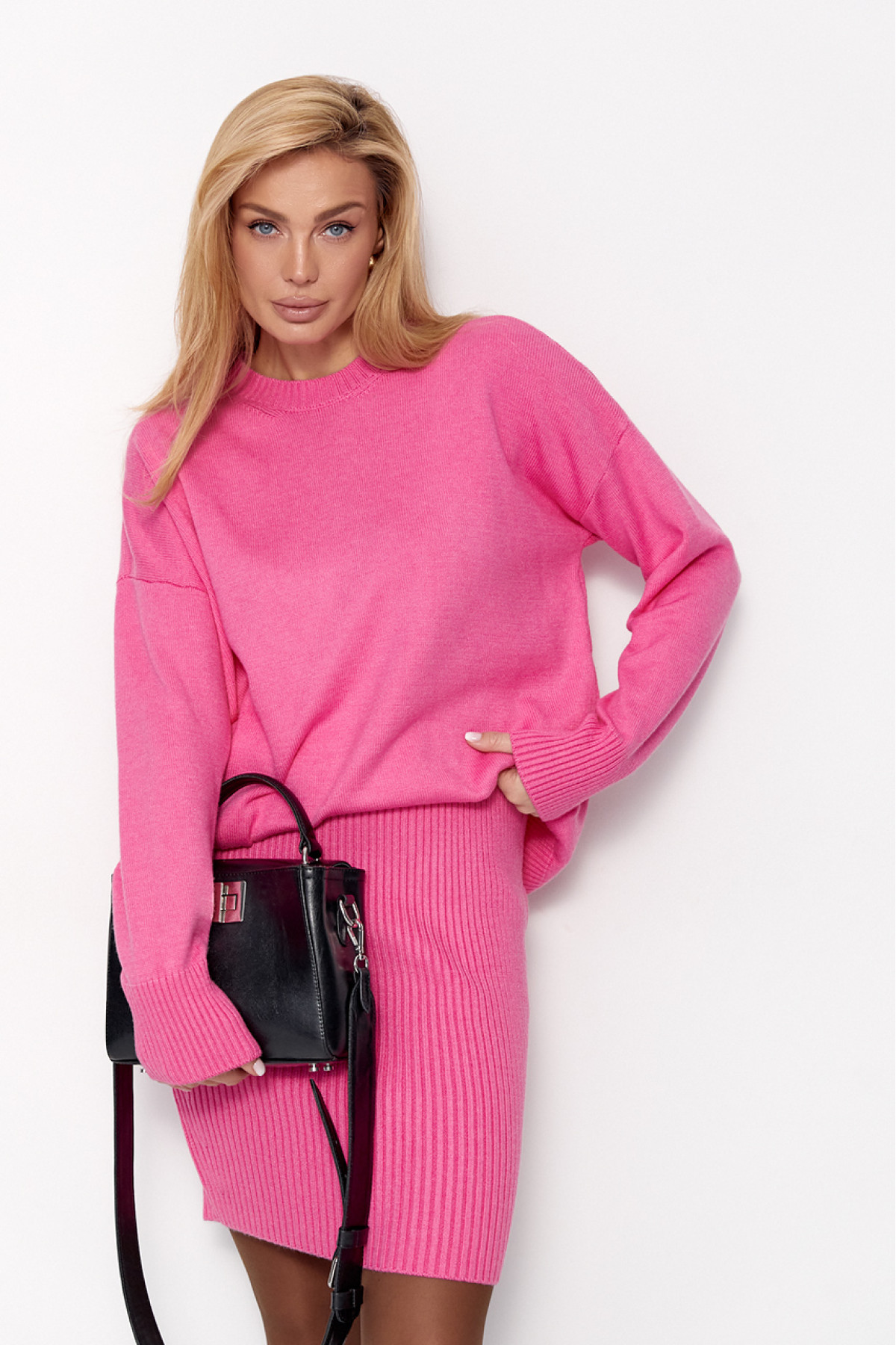 В'язаний костюм зі спідницеюолівцем та джемпером  рожевий колір