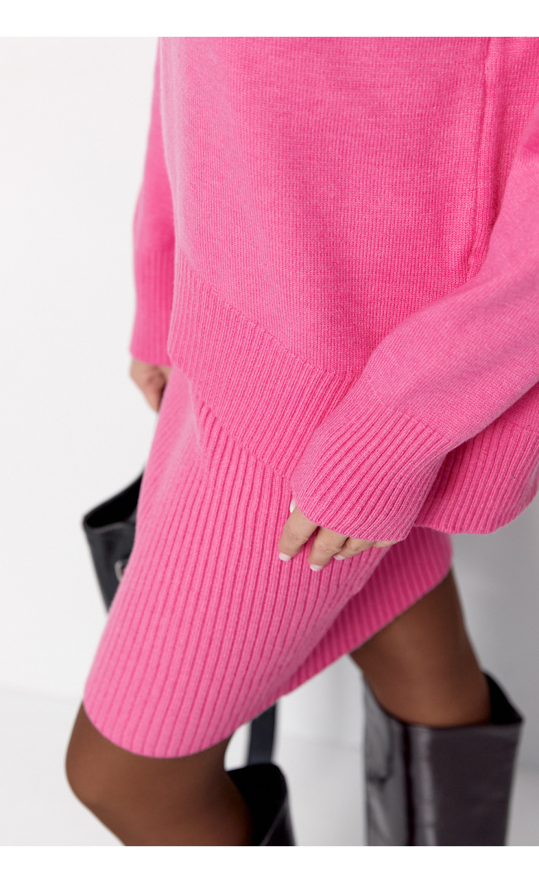 В'язаний костюм зі спідницеюолівцем та джемпером  рожевий колір