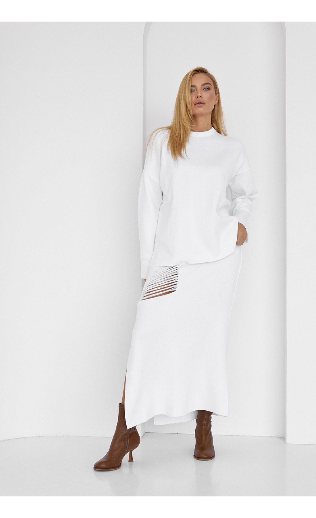 Жіночий спідничний костюм з оригінальним декором  молочний колір