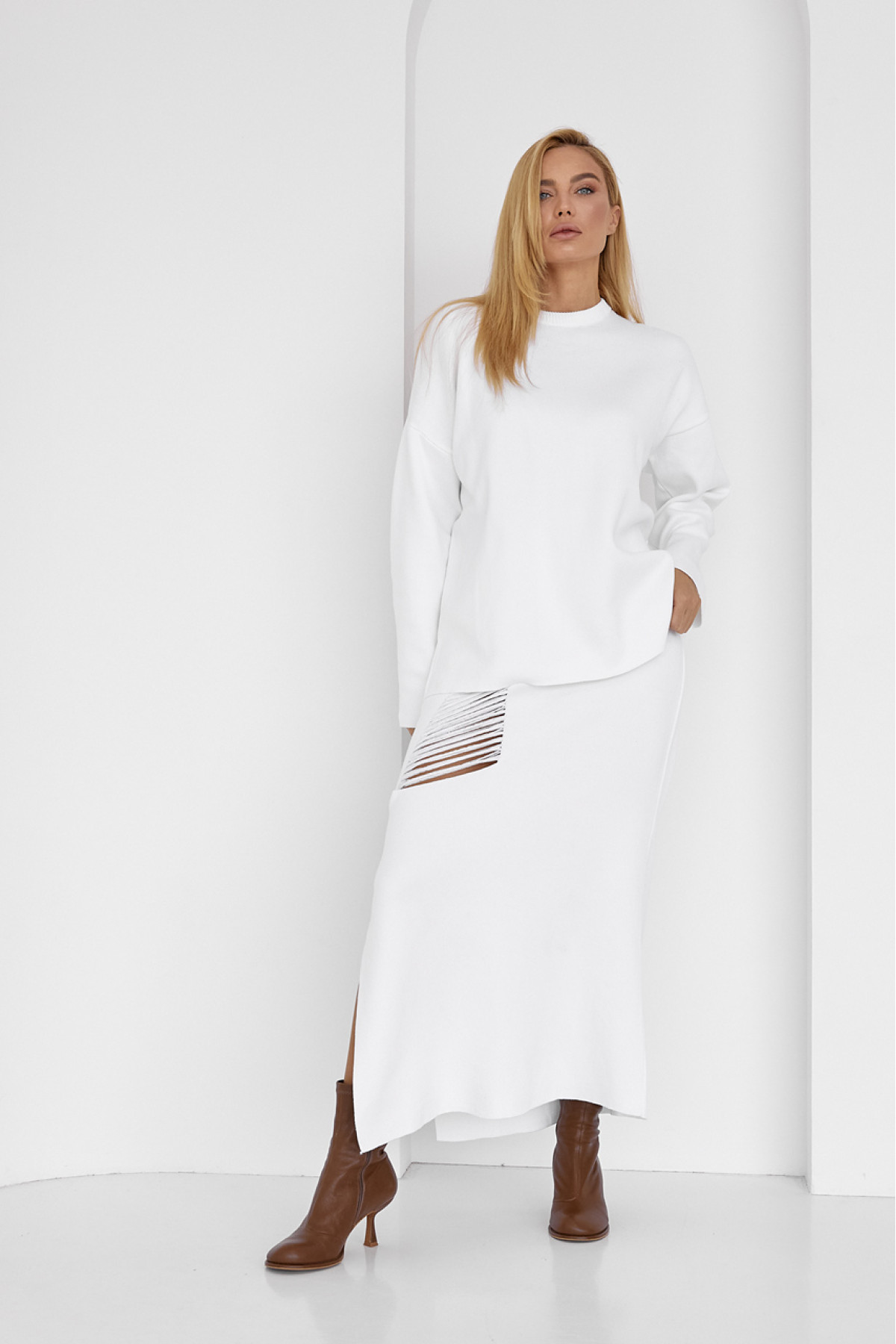 Жіночий спідничний костюм з оригінальним декором  молочний колір