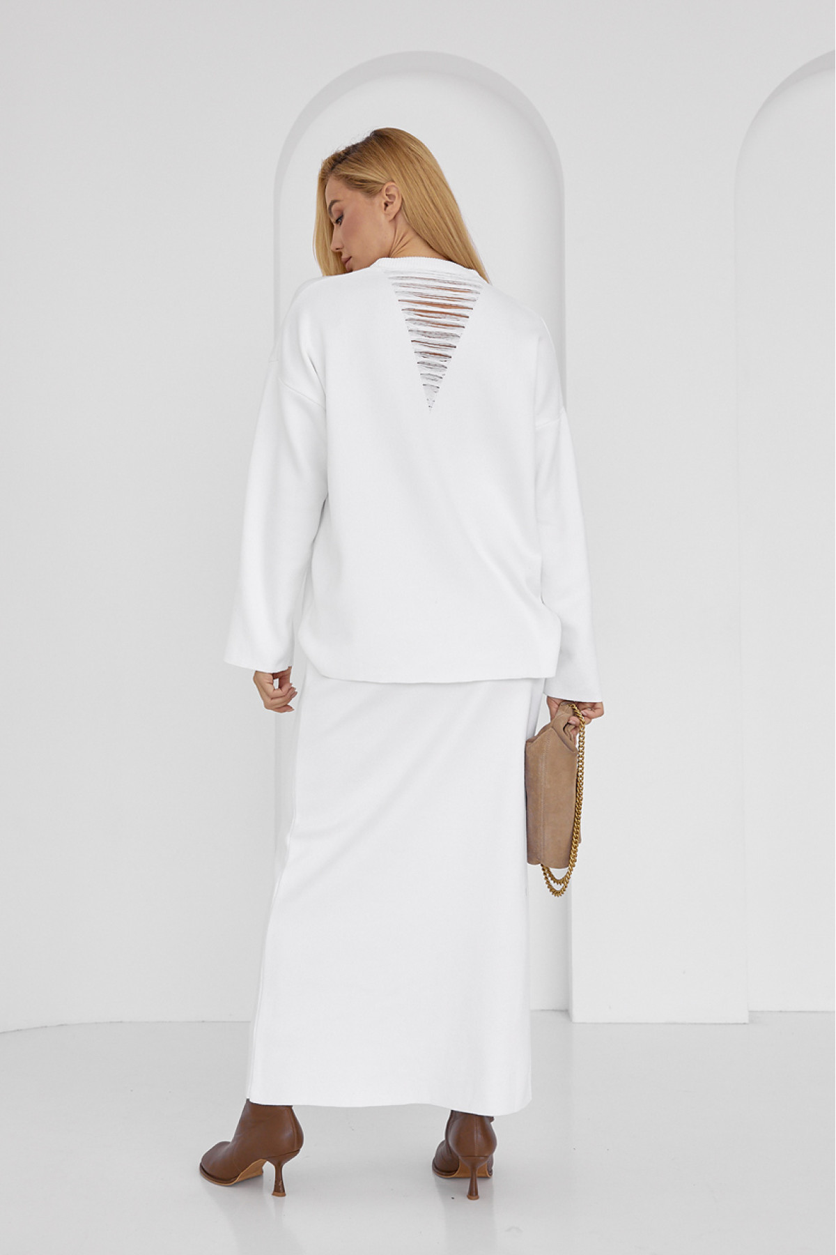 Жіночий спідничний костюм з оригінальним декором  молочний колір