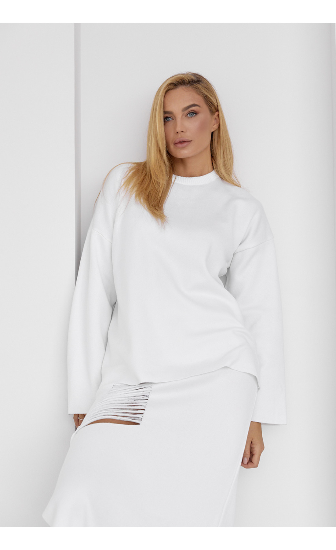 Жіночий спідничний костюм з оригінальним декором  молочний колір