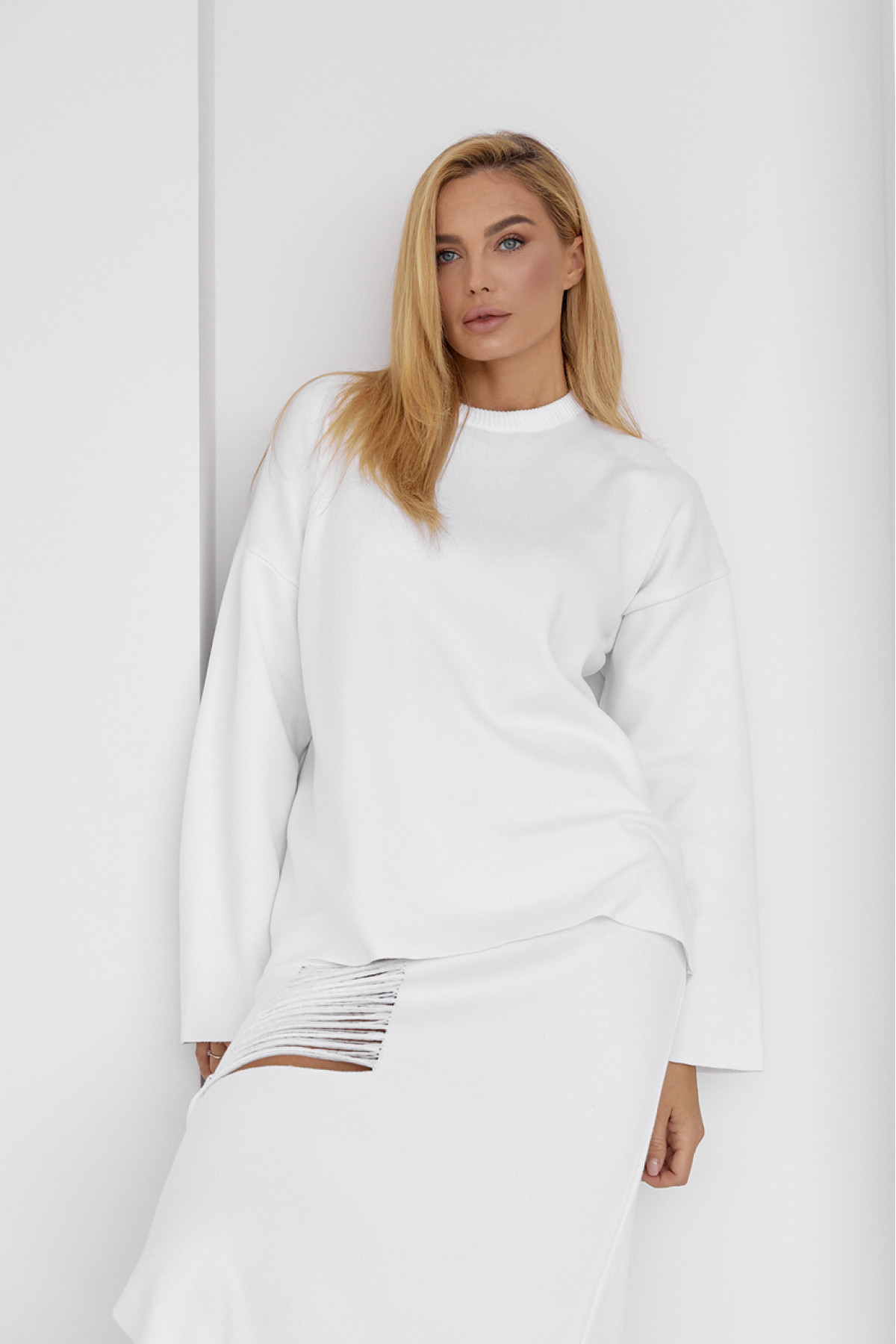 Жіночий спідничний костюм з оригінальним декором  молочний колір