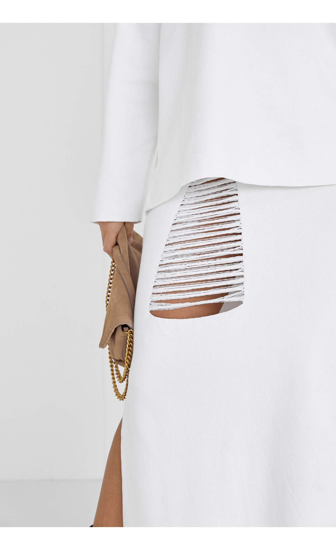 Жіночий спідничний костюм з оригінальним декором  молочний колір