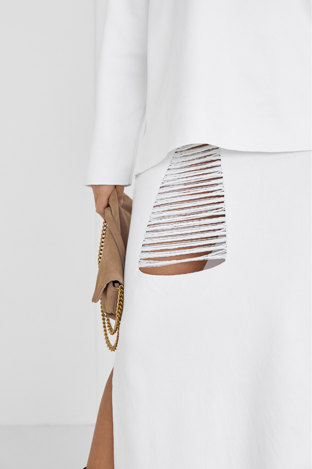 Жіночий спідничний костюм з оригінальним декором  молочний колір