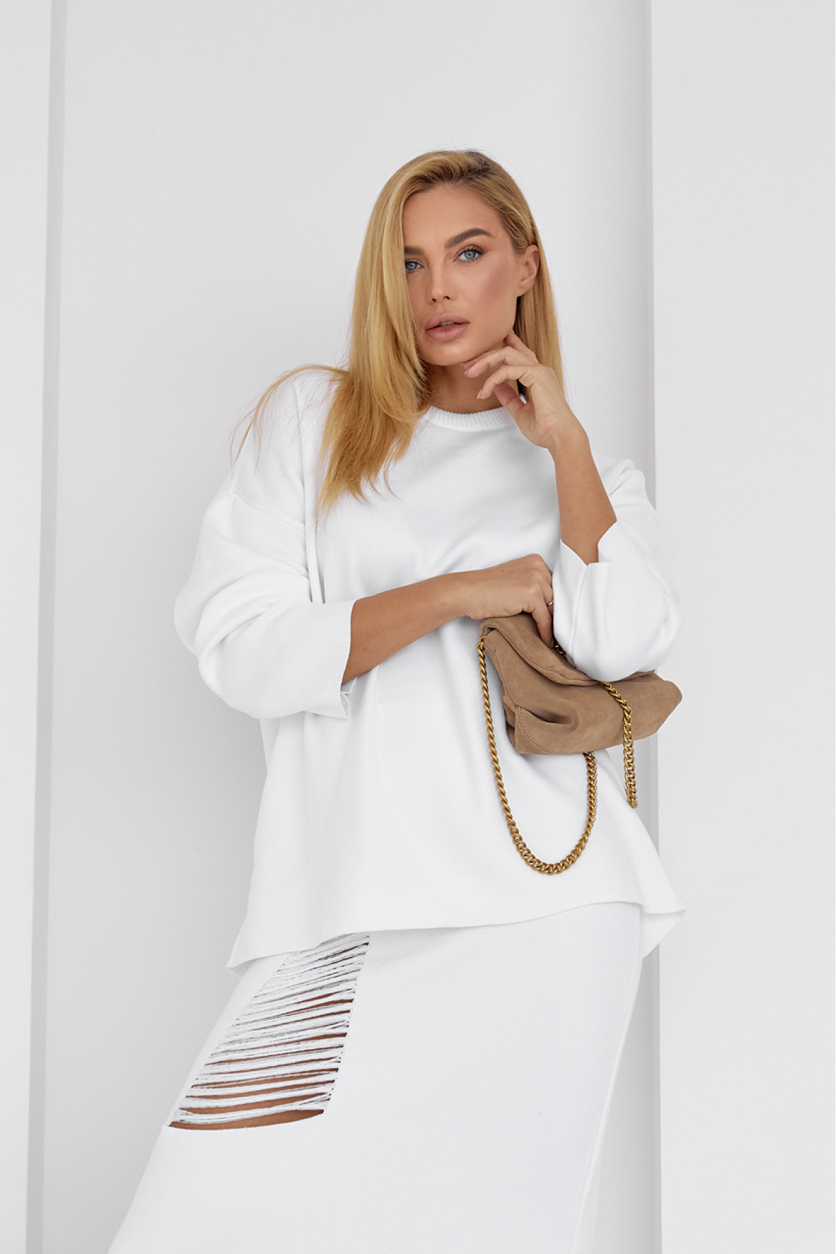 Жіночий спідничний костюм з оригінальним декором  молочний колір