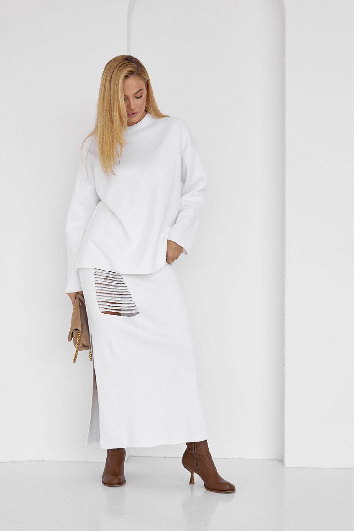 Жіночий спідничний костюм з оригінальним декором  молочний колір