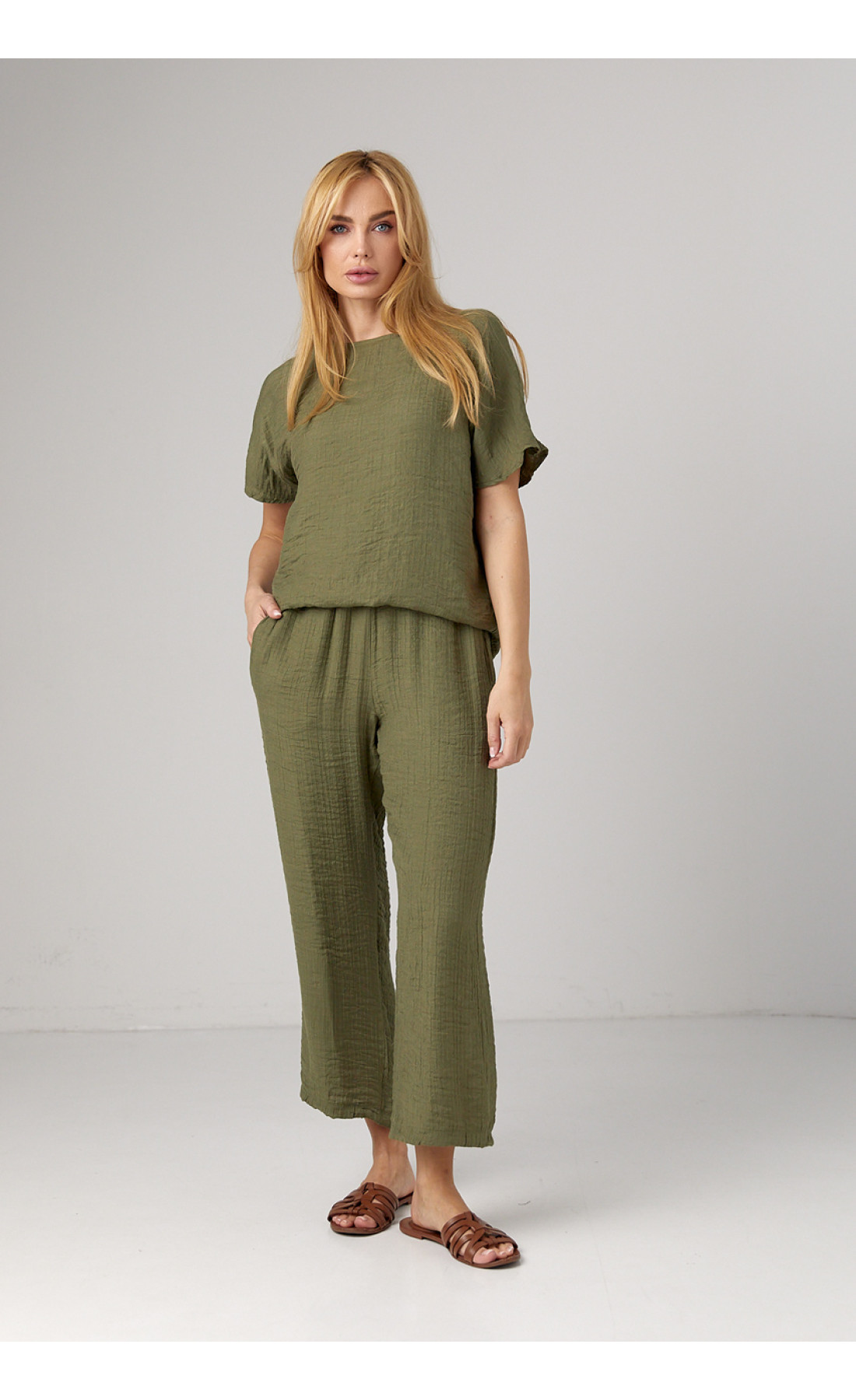 Літній костюм з брюками та футболкою  зелений колір